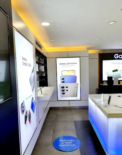 Samsung Experience Store- Althan Pandesara Bridge store image 3