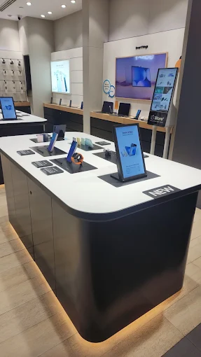 Samsung Experience Store- DLF Mall of India, Noida store image 3