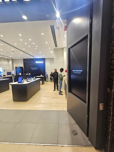 Samsung Experience Store- LuLu International Shopping Mall store image 4