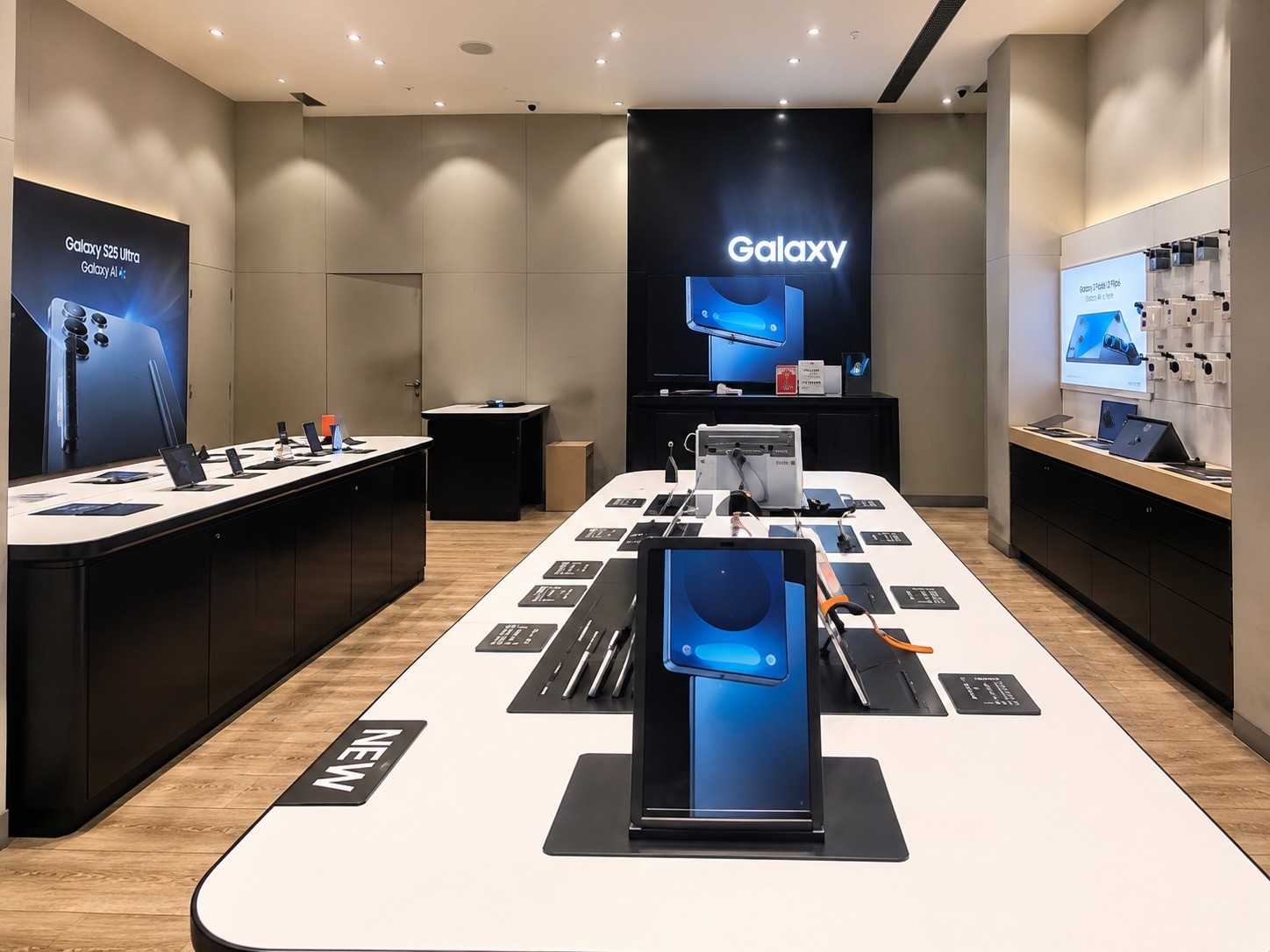 Samsung Experience Store- Pavillion Mall store image 3