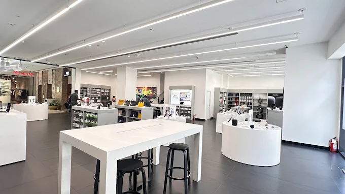 Unicorn-Flagship Apple Reseller-Ahmedabad One Mall store image 3