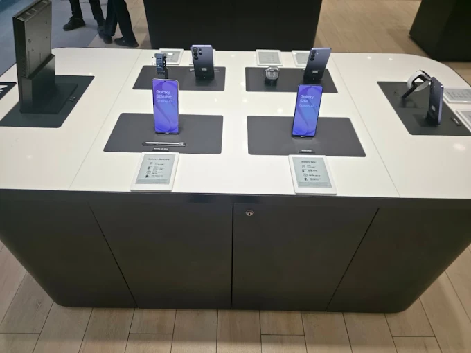 Samsung Experience Store- Cyberhub, Gurugram thumbnail 5