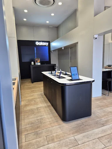 Samsung Experience Store- Vishrantwadi store image 3