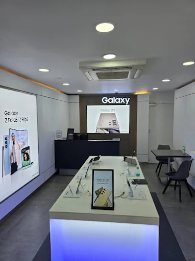 Samsung Experience Store- Andheri East Akveera Society store image 3