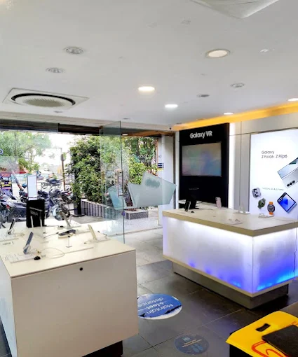 Samsung Experience Store- Althan Pandesara Bridge store image 4