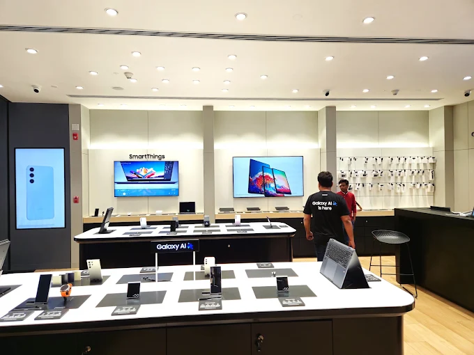 Samsung Experience Store- The Great India Place, Noida store image 3