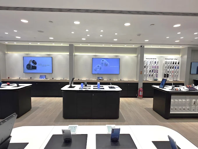 Samsung Experience Store- Cyberhub, Gurugram store image 4