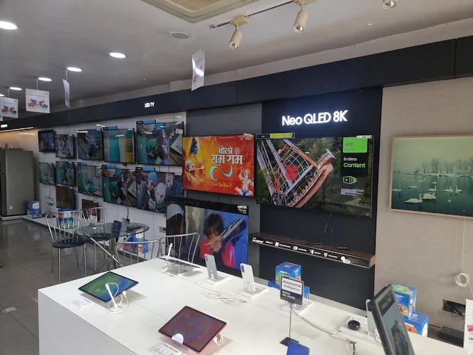 Samsung SmartPlaza - Electromart Stores-Noida store image 3