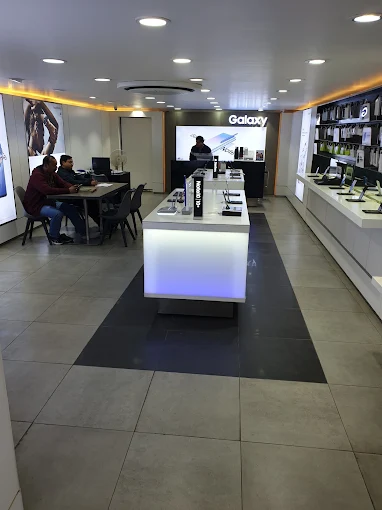 Samsung Experience Store- Hazratganj- Lucknow store image 3