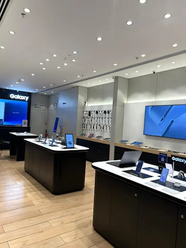 Samsung Experience Store- Amanora Mall store image 3