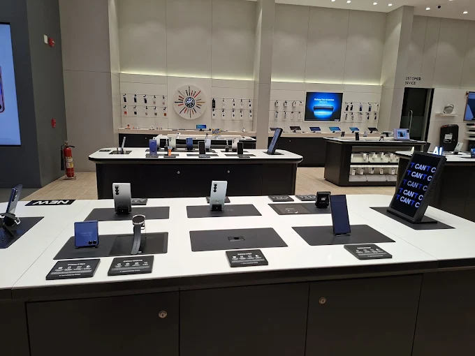 Samsung Experience Store- Palladium Ahmedabad store image 3