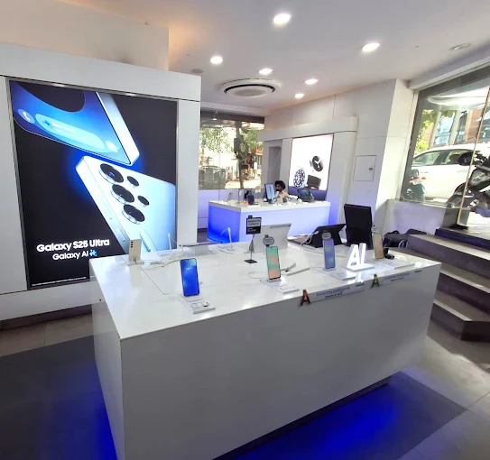 Samsung Experience Store- Alwarpet store image 3