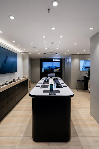 Samsung Experience Store- Bodakdev thumbnail 4