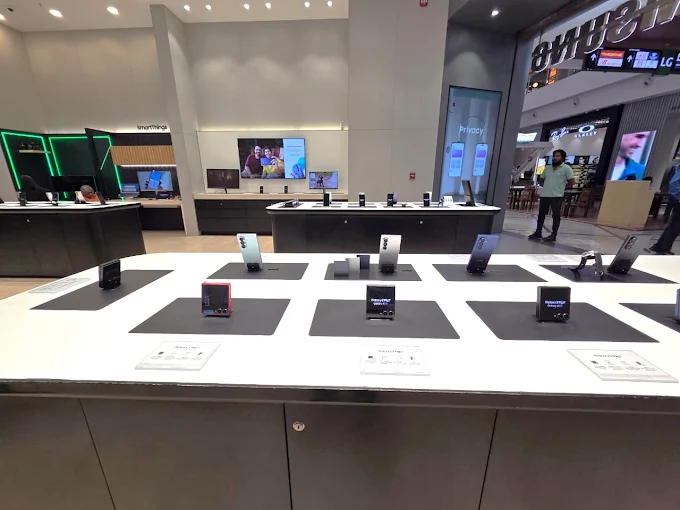 Samsung Experience Store- Velachery store image 4
