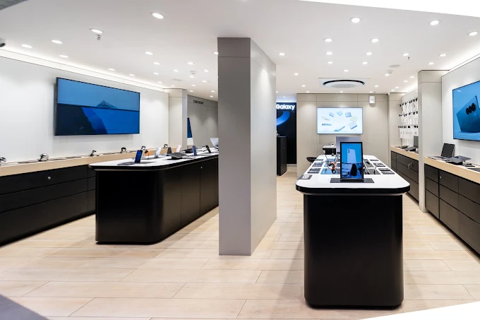 Samsung Experience Store- Bodakdev store image 4