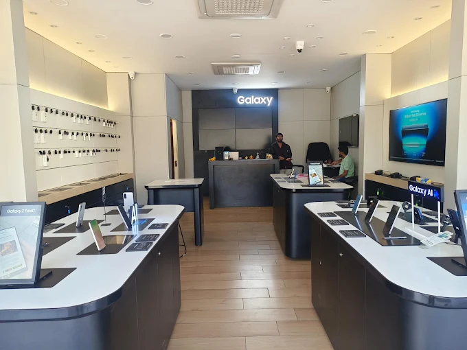 Samsung Experience Store-Kota, Ghatotkach Circle store image 4
