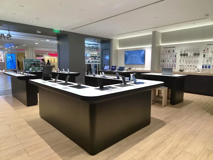 Samsung Experience Store- Express Avenue Mall store image 4