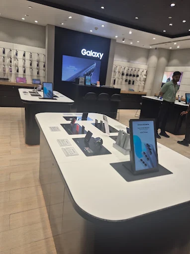 Samsung Experience Store- DLF Mall of India, Noida thumbnail 4