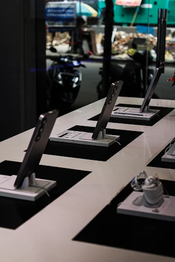 Samsung Experience Store- Abhiramapuram store image 3