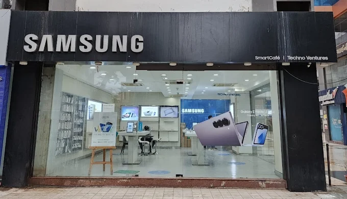 Samsung Experience Store- Ashram Road Devnandan Mega Mall store image 4