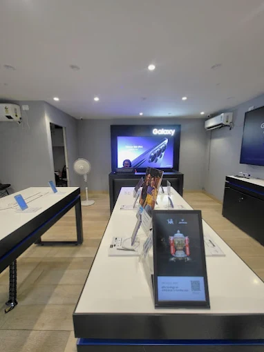 Samsung Experience Store- Model Town store image 4