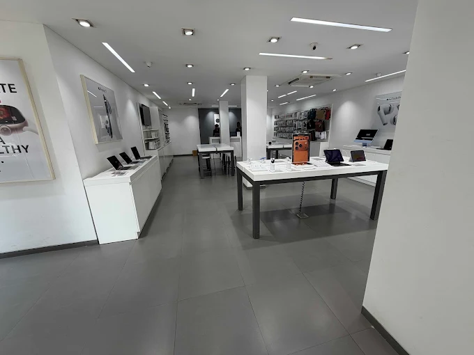 Aptronix-Apple Premium Reseller-Navarangpura store image