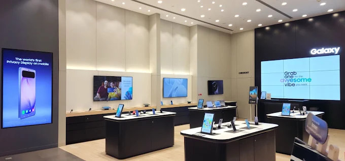 Samsung Experience Store- VR Mall store image 3