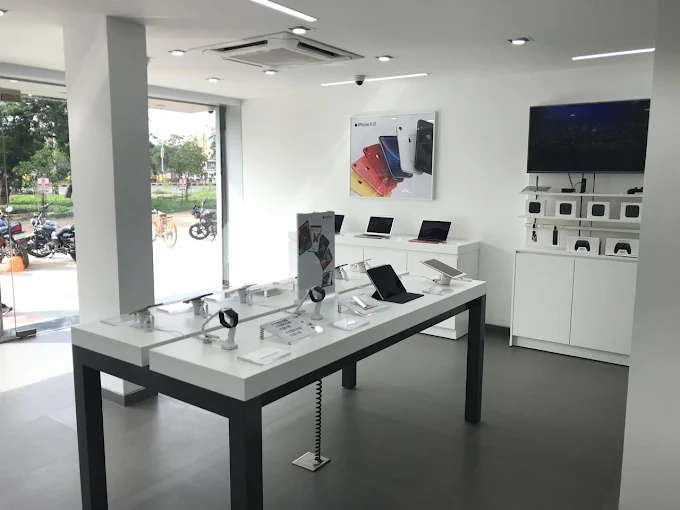 Unicorn-Apple Premium Partner-Motera store image 3