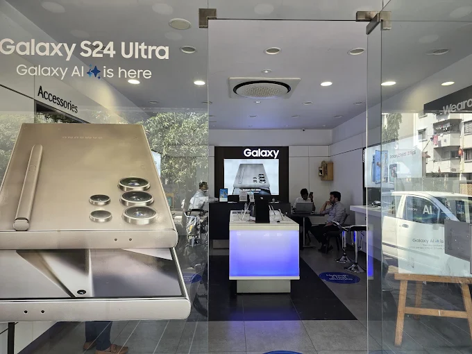 Samsung Experience Store- Honey Park Road store image 3