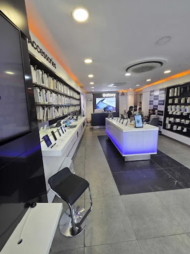 Samsung Experience Store- Jail Road store image 3