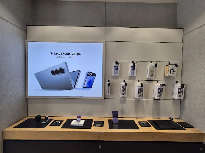 Samsung Experience Store- New Nikol store image 4