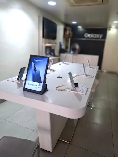 Samsung Experience Store- Arya Samaj Chowk store image 3