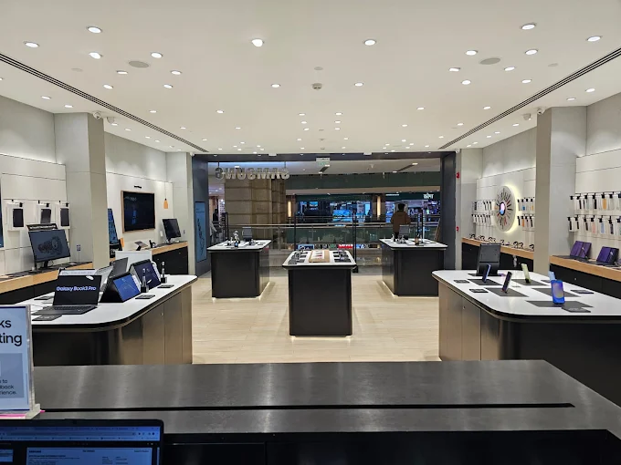 Samsung Experience Store- Ambience Mall, Gurugram store image 3