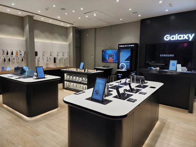 Samsung Experience Store- Seasons Mall store image 4