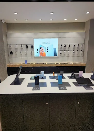 Samsung Experience Store- Adajan store image 3