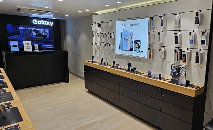 Samsung Experience Store- Rani Bagh Shakurpur store image 4