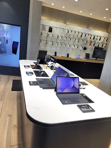 Samsung Experience Store- Thoraipakkam store image 3
