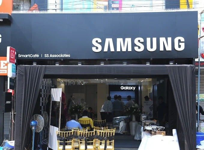 Samsung Experience Store- Raja Park storefront