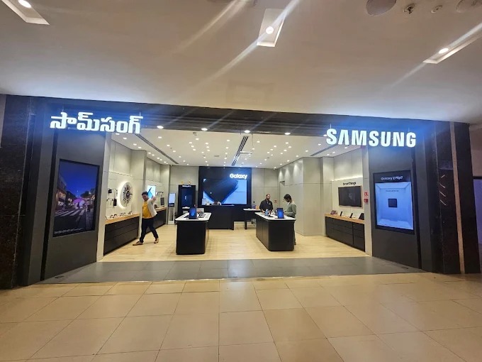 Samsung Experience Store- LuLu International Shopping Mall storefront