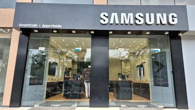 Samsung Experience Store- Sarthana Jakatnaka storefront