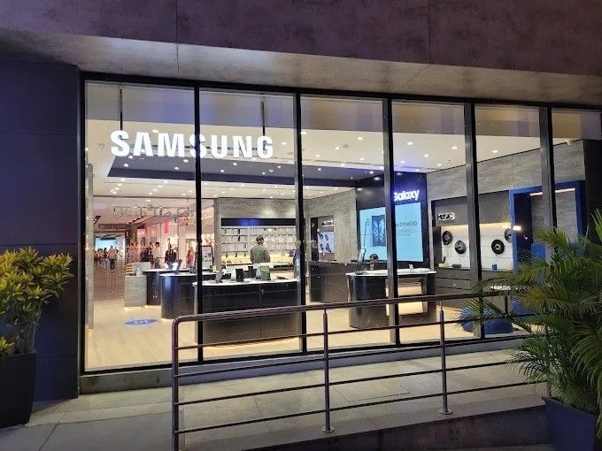 Samsung Experience Store- Shantiniketan Forum Mall storefront
