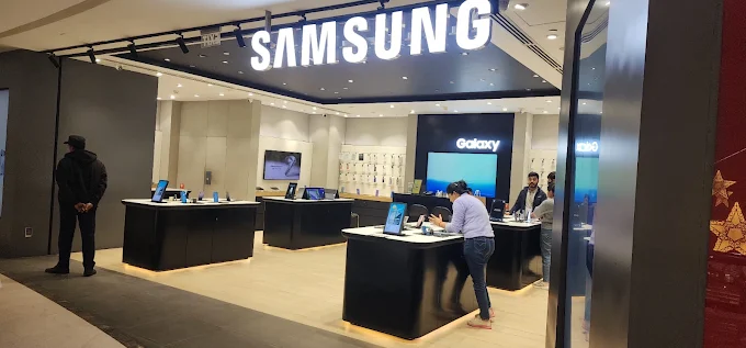 Samsung Experience Store- DLF Mall of India, Noida storefront