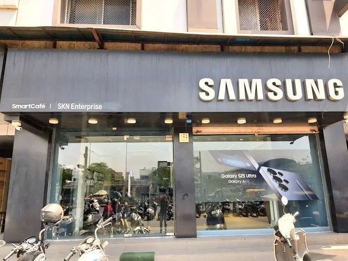 Samsung Experience Store- Rabari Colony storefront