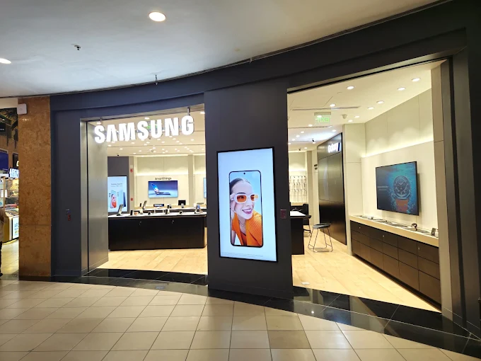 Samsung Experience Store- The Great India Place, Noida storefront