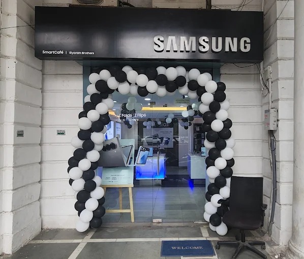 Samsung Experience Store- Outer Circle Connaught Place storefront