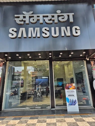 Samsung Experience Store- Vishrantwadi storefront