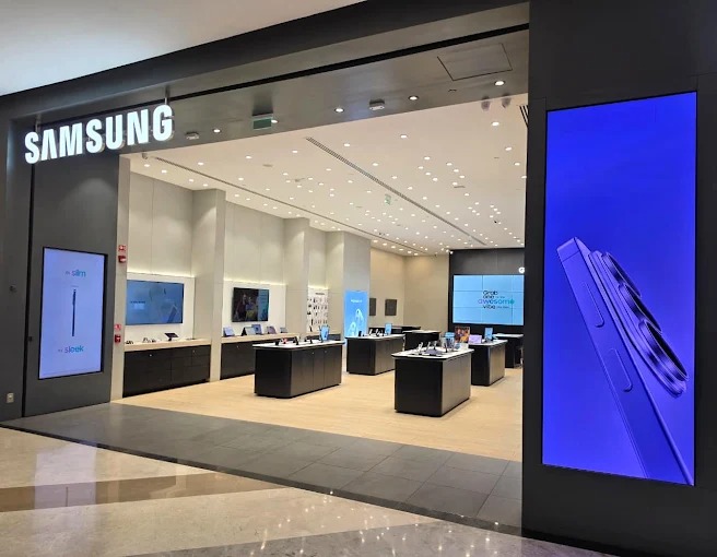 Samsung Experience Store- Mall of Millennium storefront