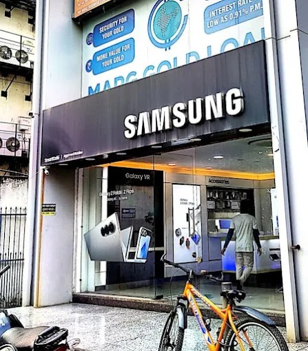 Samsung Experience Store- Althan Pandesara Bridge storefront