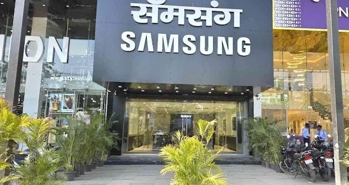 Samsung Experience Store- Moshi storefront
