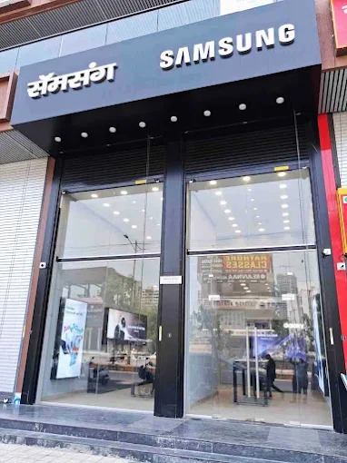 Samsung Experience Store- Ravet storefront